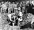 1937年南京大屠殺中,日軍強硬將中國平民押進坑中準備集體活埋