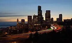 西雅圖的黃昏,圖中有通往城區的高速公路