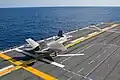日本出雲號護衛艦(DDH-183)供美國海軍陸戰隊航空兵的F-35閃電II戰鬥機進行滑行起飛,攝於2021年10月